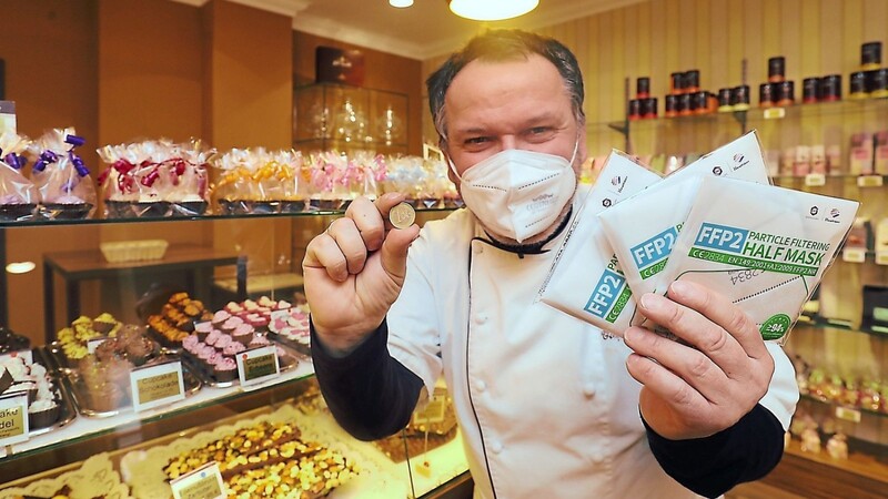 Olaf Minet von "Chocolat Manufaktur und Laden" hat sich gleich zwei Aktionen überlegt, um die Wirtschaft in der Innenstadt anzukurbeln.