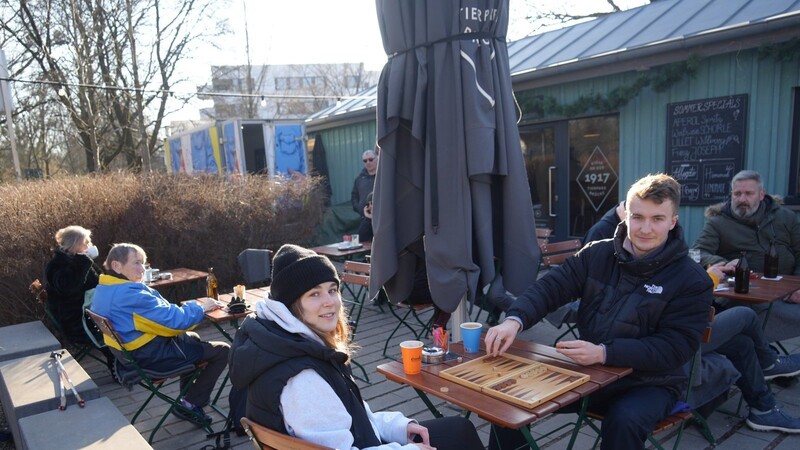 Mit einer dicken Jacke geht's schon. Elena und Alex genießen den Winter im Freien bei Backgammon und Kaffee.