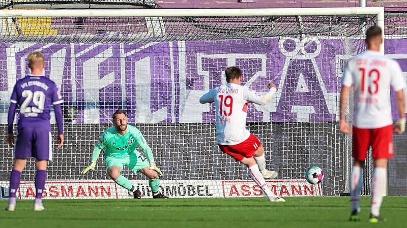Der Siegtreffer des SSV Jahn in Osnabrück: Andreas Albers verwandelt in der 26. Minute einen Elfmeter zum 1:0.