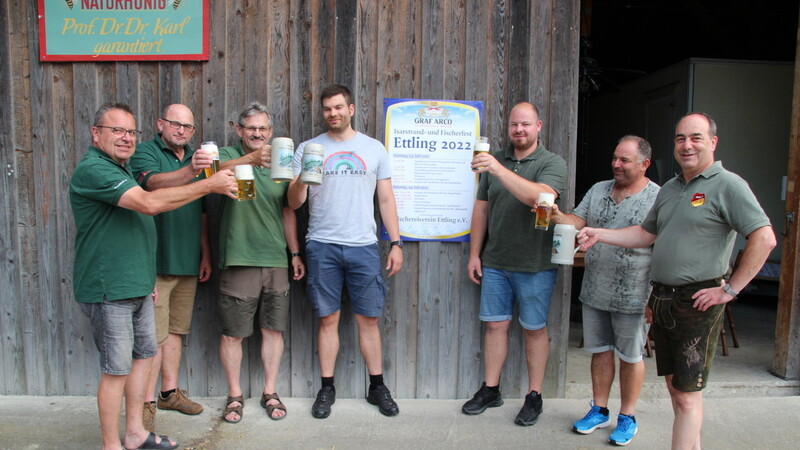 Robert Dullinger, Gebietsverkaufsleiter der Brauerei Graf Arco Adldorf, die Beiratsmitglieder und Vorsitzender Rudi Fisch kamen zur Bierprobe zusammen.
