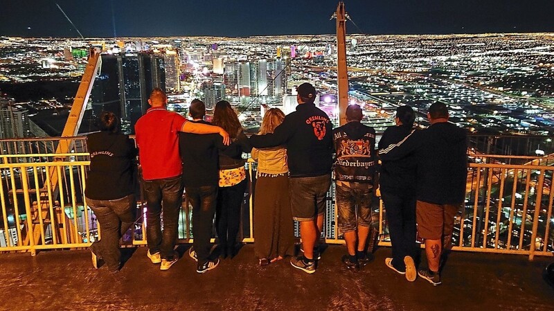 Die Niederbayern-Crew blickt vom 117. Stock des Stratosphere-Towers auf die Metropole Las Vegas. Der Tower ist mit 350 Metern das höchste freistehende Bauwerk der USA westlich des Mississippi.