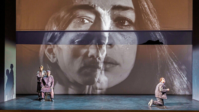 Videoprojektionen prägen das Bild in Nicola Raabs Inszenierung von "Turandot".
