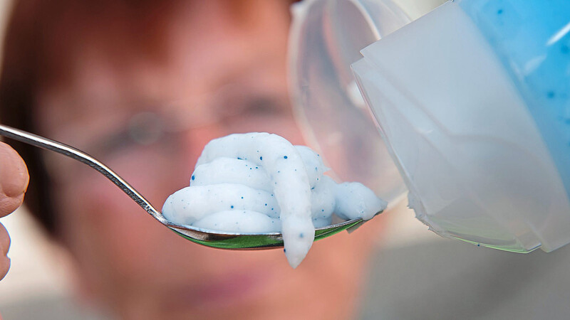 Kosmetikartikel enthalten besonders viel Mikroplastik, das mittlerweile weltweit von Wissenschaftlern nachgewiesen wurde - sogar im Eis der Antarktis.