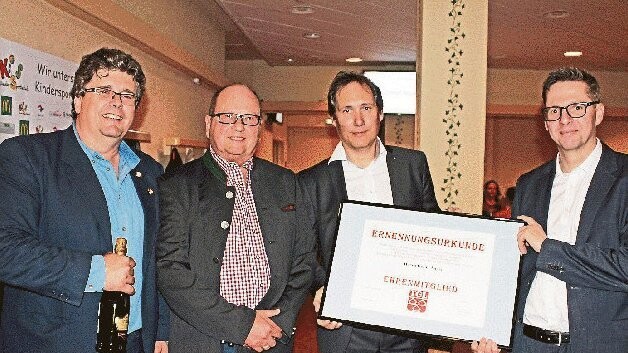 Ein verdientes Ehrenmitglied (von links): TGL-Vorsitzender Harald Kienlein gratulierte Detlef Anger gemeinsam mit drittem Vorsit