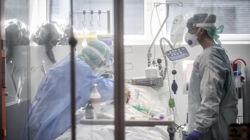 Medizinisches Personal behandelt auf der Intensivstation des Krankenhauses von Brescia einen Patienten. In der Lombardei liegen die Metropole Mailand und die heftig von der Krankheit Covid-19 betroffene Zone um Bergamo.