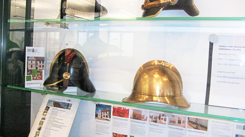 Helme aus dem Fundus des Stadtmuseums zieren derzeit die Vitrine in der Sparkassenpassage.