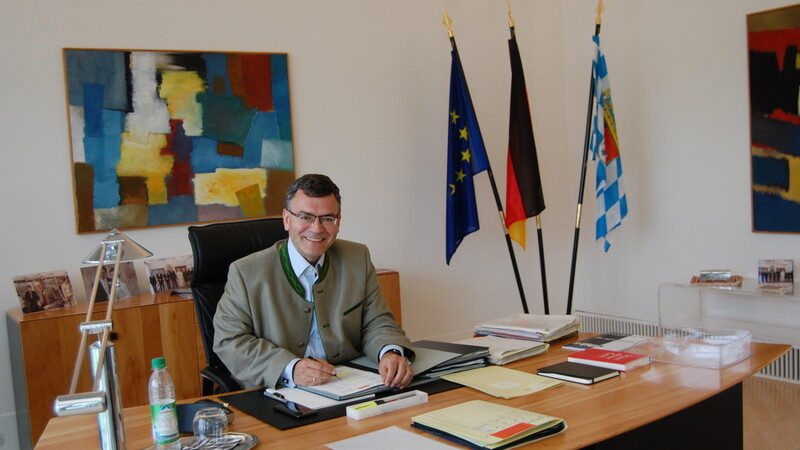 Dr. Florian Herrmann an seinem Schreibtisch in der Staatskanzlei.
