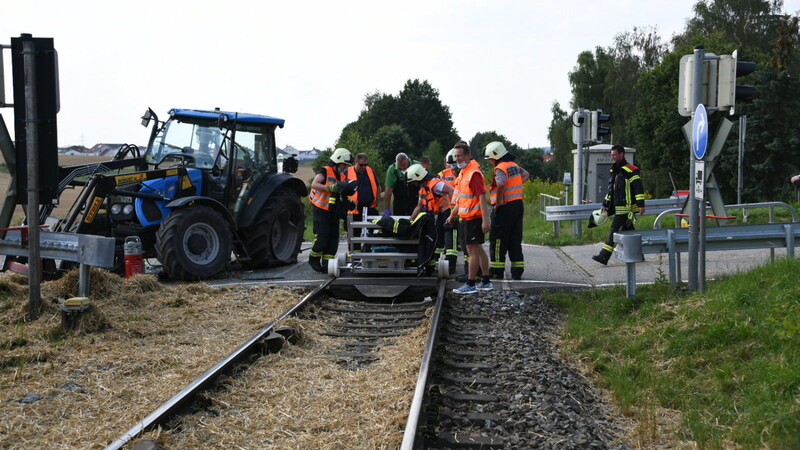 Am Bahnübergang stieß der Zug mit dem Traktor zusammen.