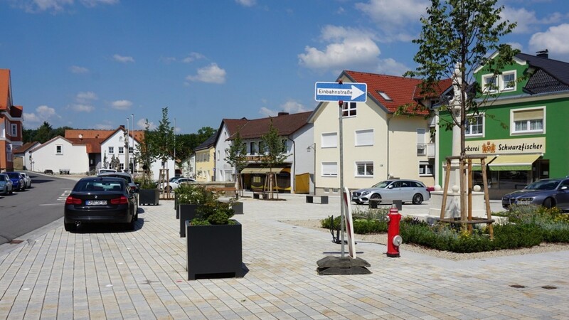 Die Einbahnstraßenregelung am Marktplatz bleibt bestehen, weiße Markiernägel (vorne links) kennzeichnen die Parkflächen.