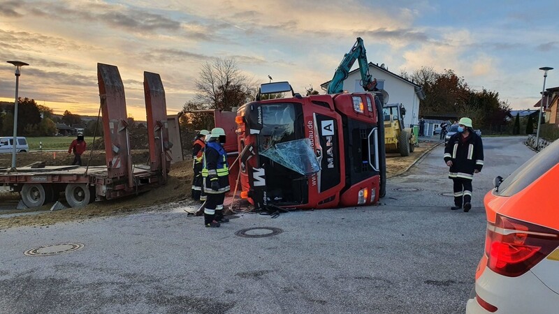 Am Mittwochnachmittag ist in Haarbach ein Lastwagen umgekippt. Eine Person wurde dabei verletzt.