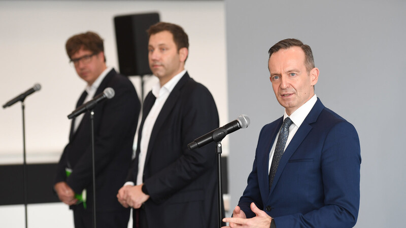 Die Generalsekretäre Volker Wissing (FDP, r.) und Lars Klingbeil (SPD, M.) sowie Grünen-Bundesgeschäftsführer Michael Kellner (l.) müssen jetzt die Ergebnisse der einzelnen Arbeitsgruppen zusammenführen. Sie sollten sich beeilen.