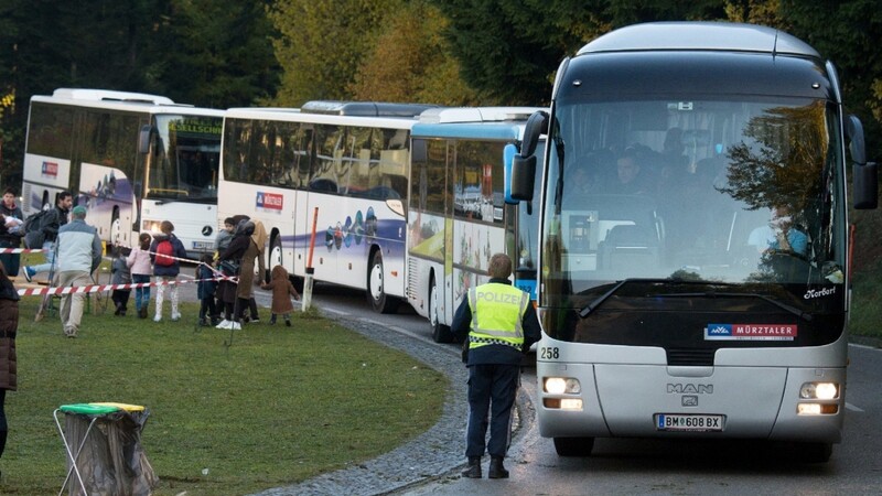 Busse mit Flüchtlingen an der deutsch-österreichischen Grenze. Österreichische Behörden sollen Asylsuchende sogar gegen deren Willen nach Deutschland schleusen.
