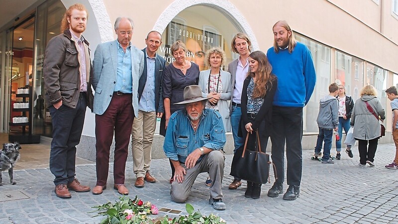 2016 verlegte Künstler Gunter Demnig (kniend) zum bisher letzten Mal Stolpersteine in Landshut. Dazu waren auch Nachkommen der jüdischen Familie Landauer angereist.
