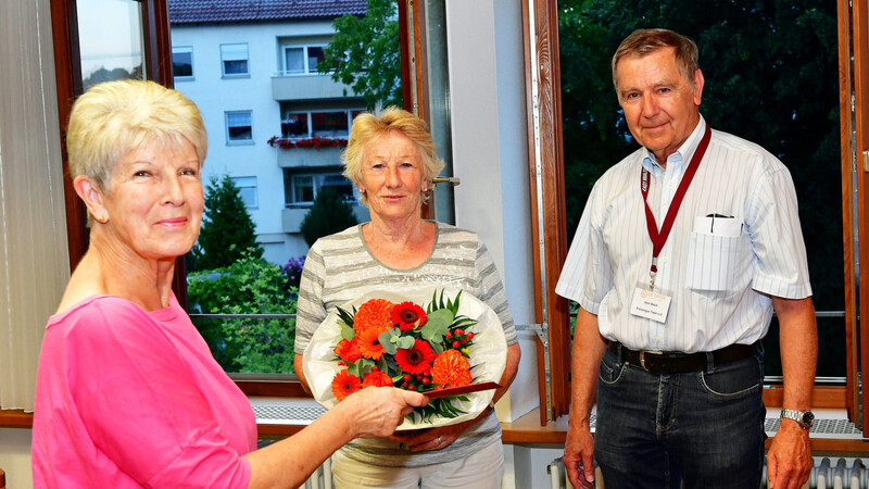 Die zweite Vorsitzende Gundi Kürten (l.) überreichte Dr. Peter Bach zum Dank einen Umschlag. Brigitte Bach bekam einen Blumenstrauß.