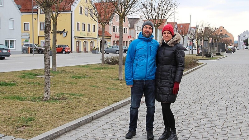 Julia und Christian Hausladen bei ihrem letzten Pilsting-Besuch Anfang März auf dem Marktplatz...