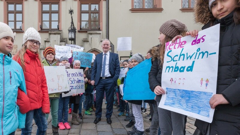 Landshuts Oberbürgermeister Alexander Putz (FDP) machte sich vor der Haushaltssitzung selbst ein Bild von den demonstrierenden Schülern vor dem Rathaus.