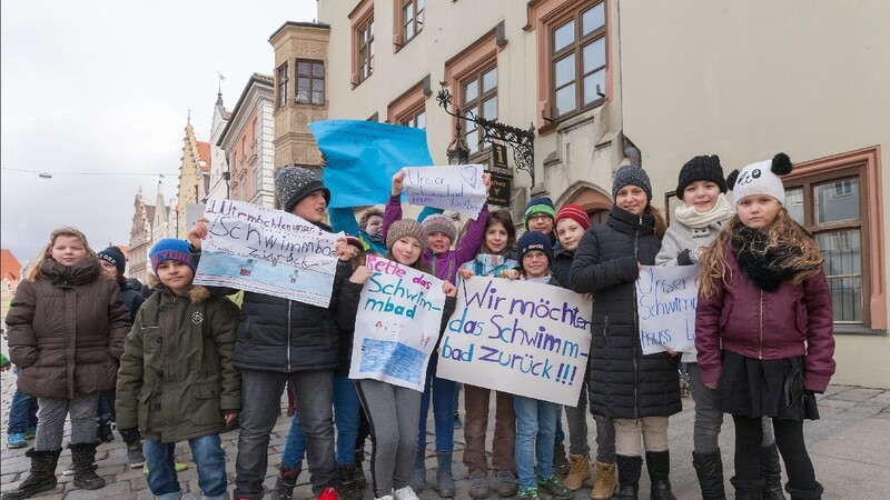 Zahlreiche Schüler demonstrierten am Freitagmorgen vor dem Landshuter Rathaus für den Erhalt des Wolfgangsbades.