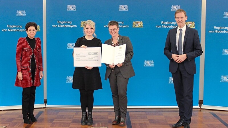 Die Schulleiterin Linda Langer (3.v.li.) und die Lehrerin Katrin Kuchler (2.v.li.) nahmen für die Regener Schule am Weinberg den niederbayerischen Integrationspreis entgegen.