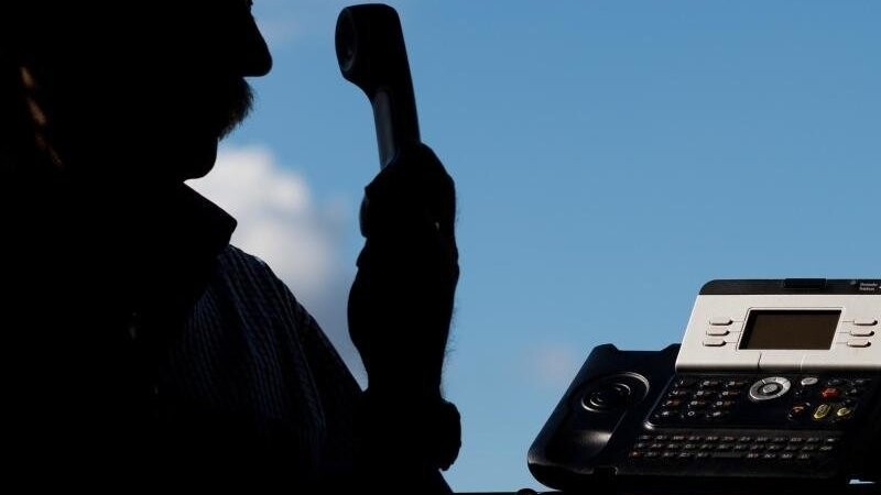 Ein Unbekannter hat einen Rentner per Telefon dazu gebracht, mehrere Überweisungen in Auftrag zu geben. (Symbolbild)