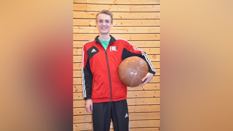 Immer am Ball: Das duale Studium macht dem 19-jährigen Simon Zierl jede Menge Spaß. (Foto: Schreiner)