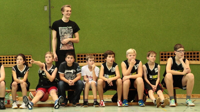 Mit viel Einsatz und Freude trainiert der 19-Jährige Basketballteams beim ASV Cham. (Foto: Privat)