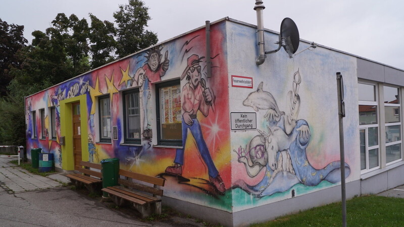 Am Jugendzentrum Vilsbiburg waren Graffiti schon immer willkommen. Während eines Kreativworkshops bekamen Schüler jetzt die Grundlagen der Graffiti-Kunst vermittelt.