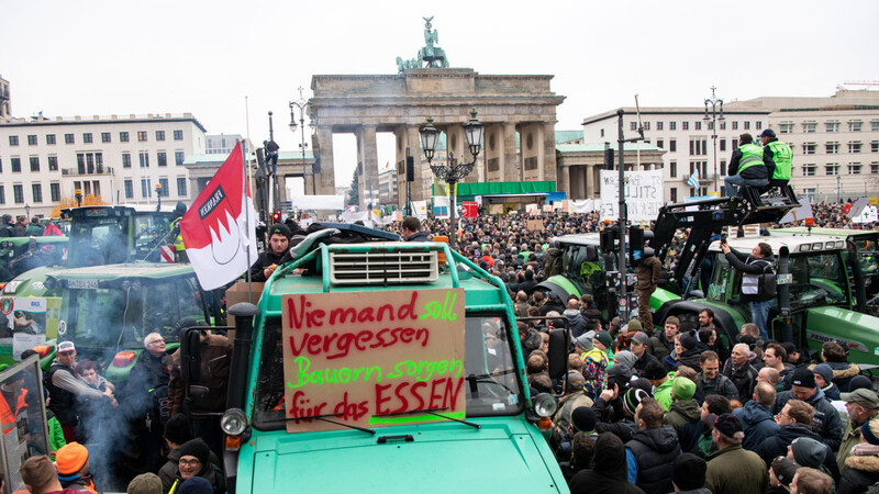 Zahlreiche Bauern mit ihren Trecker stehen bei einer Protestaktion gegen das Agrarpaket der Bundesregierung auf der Straße des 17. Juni vor dem Brandenburger Tor.