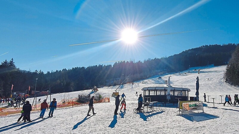 Die Seilbahn und Schlepplifte auf dem Skigebiet Hohenbogen werden elektrisch betrieben.