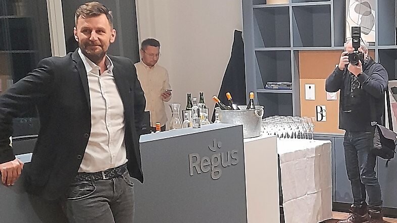 Hans Stübinger (links) und Ralph Altenburger (mit Mikro) begrüßten ihre Gäste, darunter erste Mieter, in neuem Office-Center im Dörnberg-Quartier.