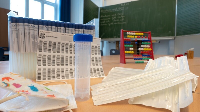 Nach einigen Startschwierigkeiten und viel Kritik soll es nun bis spätestens Ende kommender Woche an allen Grund- und Förderschulen in Bayern die neuen PCR-Pooltests geben.