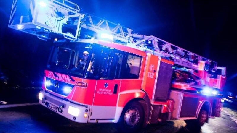 In Grafenau musste die Feuerwehr am Samstagabend zu einem Brand ausrücken (Symbolbild).