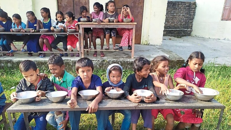 Die Kinder warten auf ihr Mittagessen.