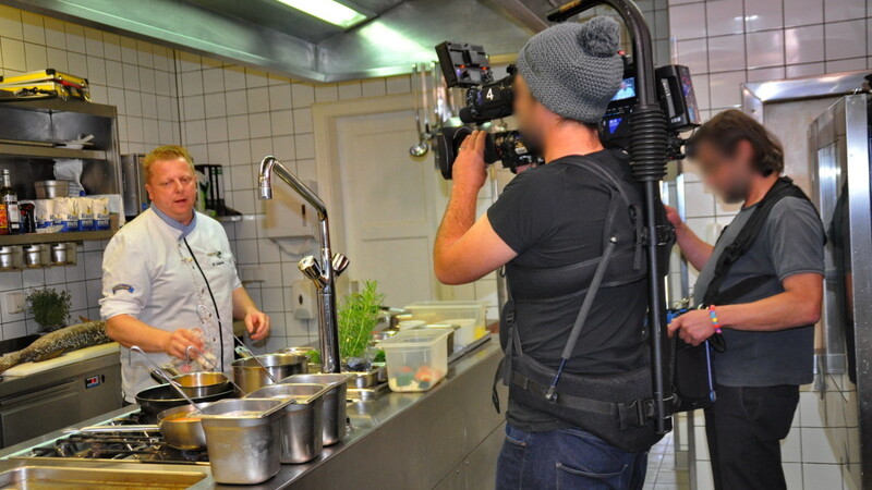 Markus Schiefeneder beim Dreh zu den Aufnahmen für die TV-Sendung "Mein Lokal, dein Lokal".