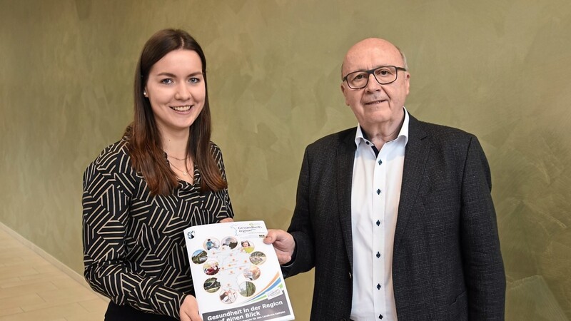 Landrat Martin Neumeyer und Franziska Neumeier mit der druckfrischen Ausgabe des "Regionalen Gesundheitsberichts".