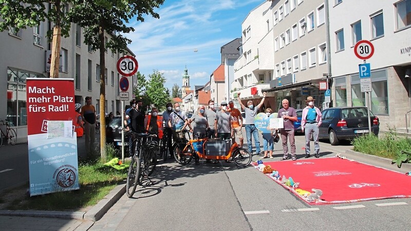 Für Radfahrer wurde in der Kumpfmühler Straße der Rote Teppich ausgerollt.