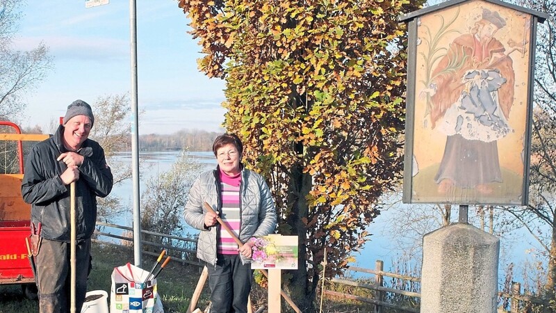 Die Vorsitzende des Gartenbauvereins, Mariele Brunner, und Rainer Leipold freuen sich, dass die gespendete Rose beim Nepomuk-Denkmal bei der Isarbrücke einen geeigneten Standort fand.