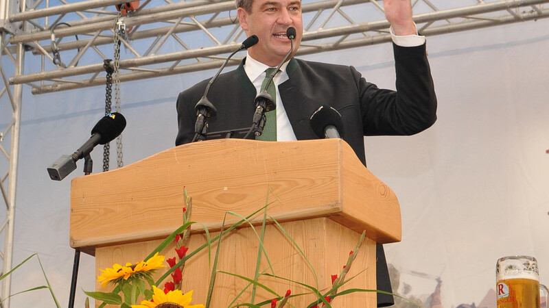 Klare Worte, klare Gesten: Der bayerische Finanz- und Heimatminister Markus Söder bei seinem Auftritt auf dem Gäubodenvolksfest. (Foto: mfi)