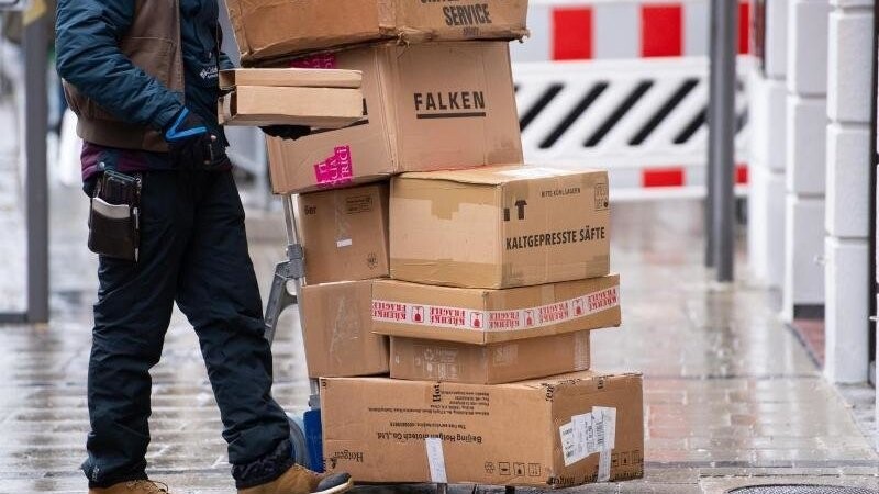 Die Polizei Nittendorf teilt mit, dass ein Paketbote mehrere Pakete gestohlen haben soll. (Symbolbild)