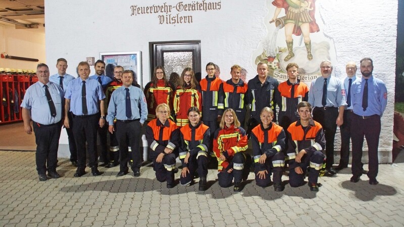 Die bei der Modularen Truppausbildung erfolgreichen Feuerwehrleute mit den Ausbildern und Prüfern.