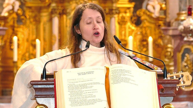 Ein letztes Mal ergriff Michaela Maier ihre Gitarre und sang für die Gläubigen in der Kirche das Segenslied "Gottes guter Segen".