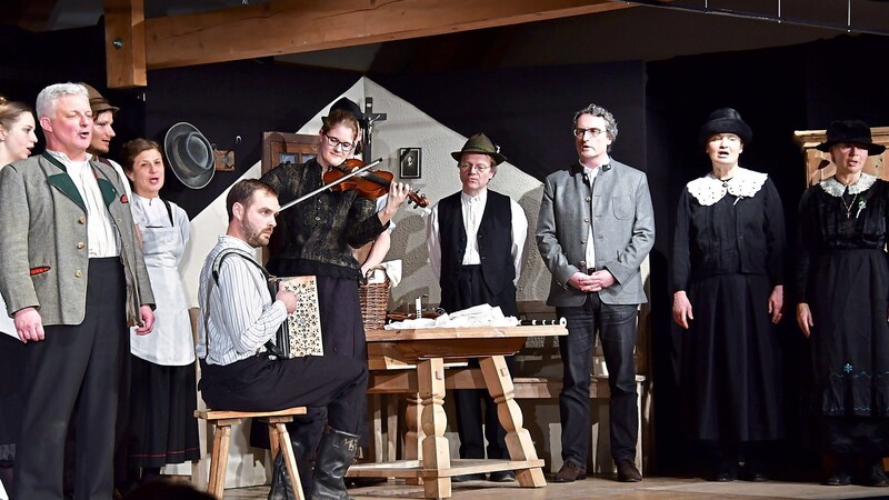 Zum Jubiläum legt das Hofberg-Theater "Der Wittiber", ein Stück von Ludwig Thoma, auf. Die Premiere am Freitagabend im Zeughaus wird zu einem Erfolg.