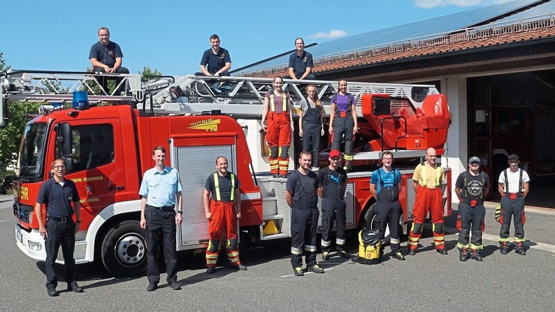 Zehn Teilnehmer der Feuerwehren Arrach, Falkenstein, Reichenbach und Roding bildeten sich an verschiedenen Geräten weiter, die zur Absturzsicherung dienen.
