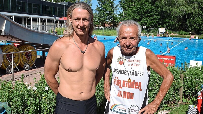 Bademeister Marc Przybilla (l.) leitet den Schwimmkurs für die Kinder, Ferdinand Winterstötter von "Kinder in Not" finanziert diesen.