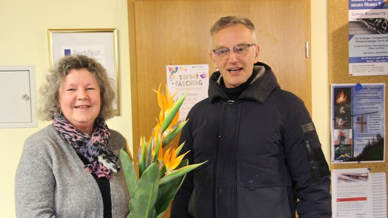 Mit Strelizienblüten seiner eigenen Pflanze bedankte sich Pfarrer Konrad bei Christine Völkl.