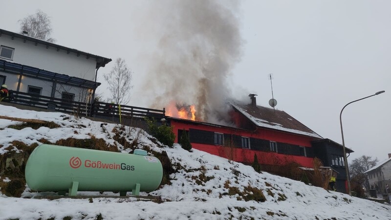 Der Brand eines Anbaus hat am Nachmittag die Alarmierung von Einsatzkräfte nach Prackenbach ausgelöst.