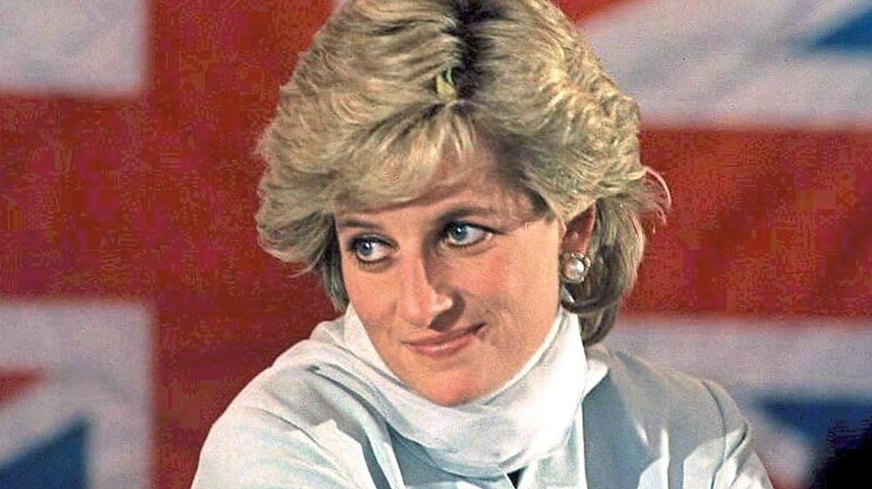 Das Foto zeigt Prinzessin Diana im Februar 1996 vor der britischen Fahne bei einer Reise in Pakistan. Im August 1997 kommt sie nach einem Autounfall in Paris ums Leben. Sie stirbt kurze Zeit später in einem Krankenhaus.