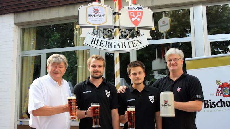 Im Rahmen eines Fototermins bei der Brauerei Bischofshof bestätigten Kevin Schmitt und Michael Welter ihren Verbleib beim EVR. (Foto: Liebergsell/EVR)