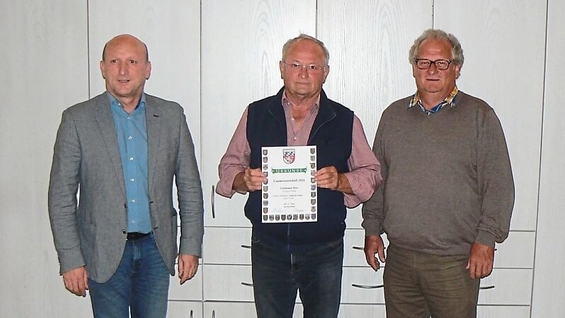 Max Leitmann bekam eine Urkunde für den zweiten Platz bei der Altersklasse in der Gaurunde von Schützenmeister Reinhard Wagner überreicht.