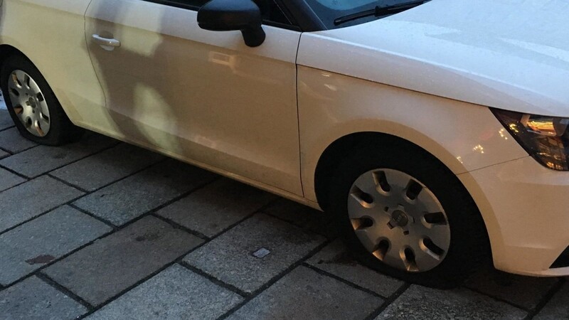 Auch an diesem Audi wurden die Reifen zerstochen.