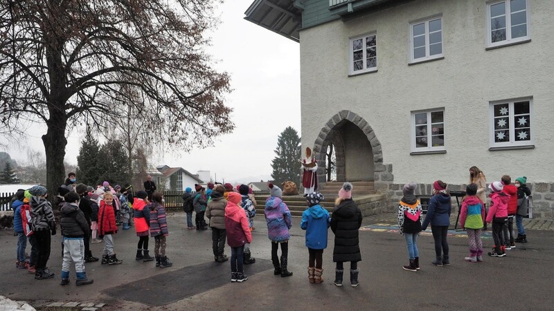 Die Arnbrucker Schulkinder versammelten sich mit ihren Lehrern auf dem Schulhof, um den Nikolaus mit ihrem Gesang zu empfangen.